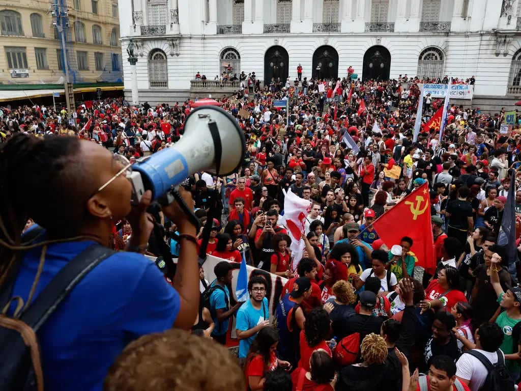 Estudantes vão às ruas, puxam onda de protestos contra Flávio Bolsonaro e ampliam atos pró-Lula