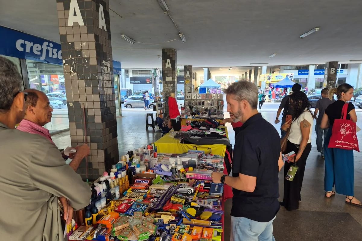Grass promete políticas para moradores de rua em caminhada no SCS