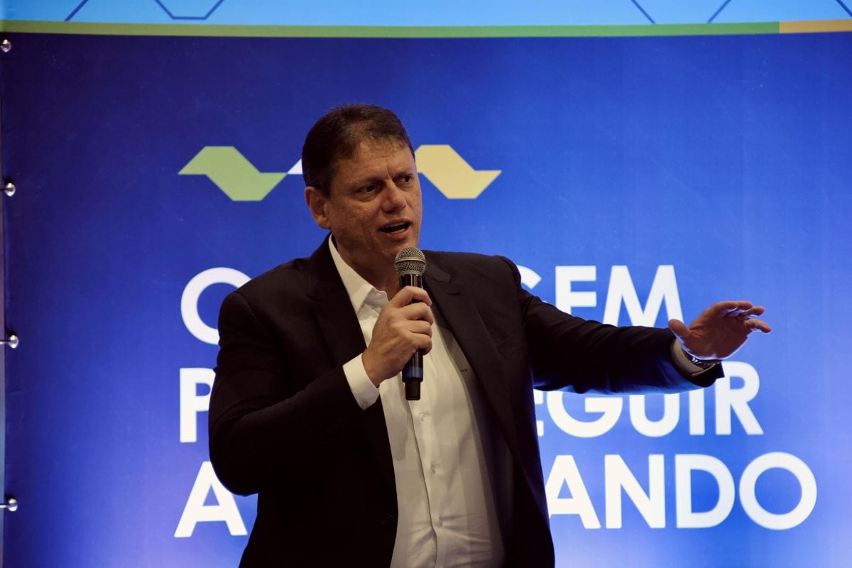 Tarcísio afirma que orientou Flávio a ficar no Brasil após eleição