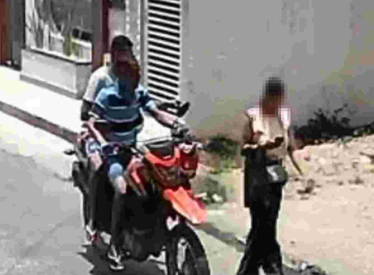 Dupla em motocicleta rouba celular de mulher em São Domingos; câmera registra ação