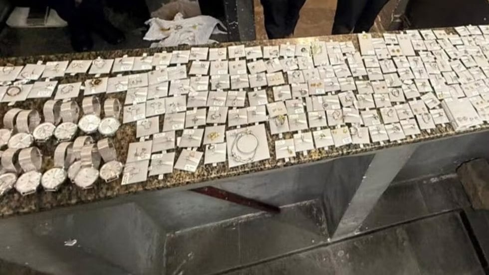 Homem é preso após roubo a joalheria em shopping de São Vicente