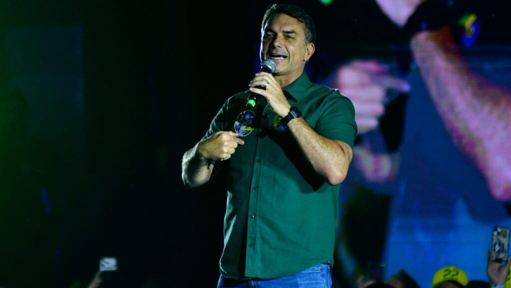 Flávio Bolsonaro: candidato chega ao 2° turno carregado de suspeitas