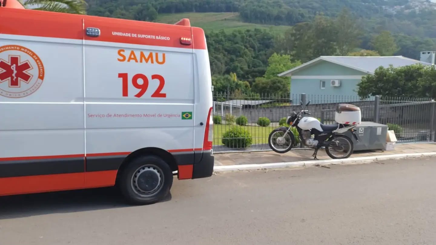 Acidente entre moto e van deixa motociclista ferido em Bento