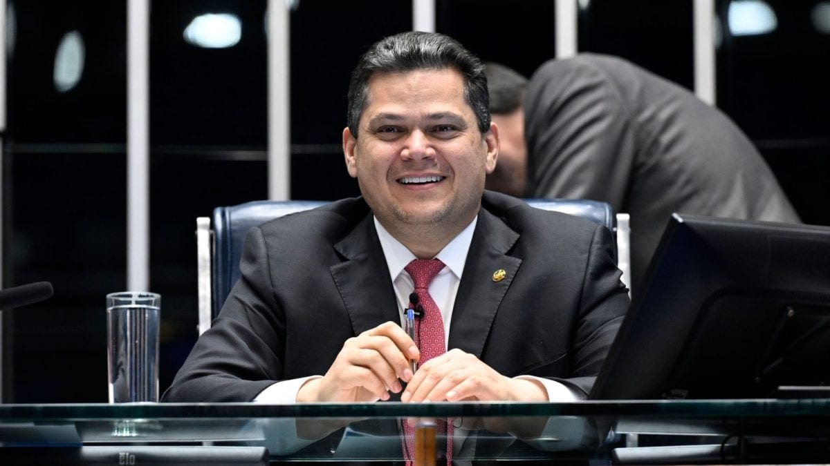 Alcolumbre comemora aval para Petrobras perfurar 3 novos poços no Amapá