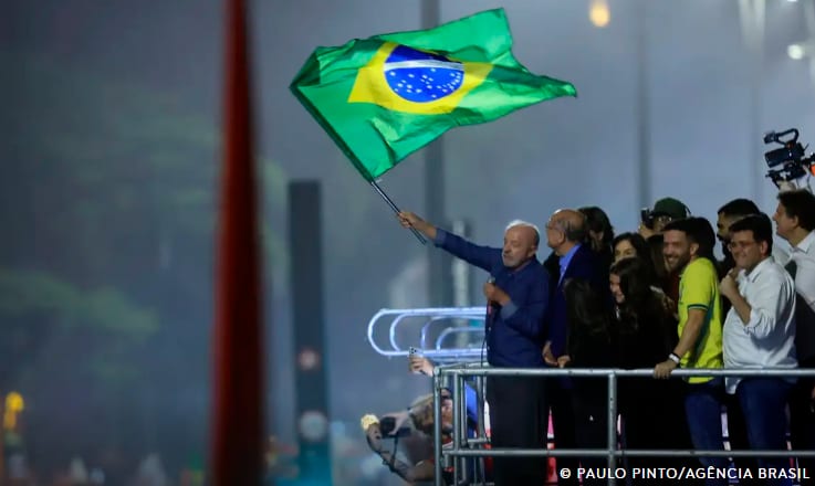 Em festa da vitória, Lula pede que público cante Hino da Independência