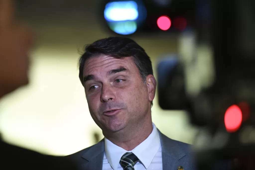 Plano de Flávio Bolsonaro prevê pacotes de Internet e polo de data centers