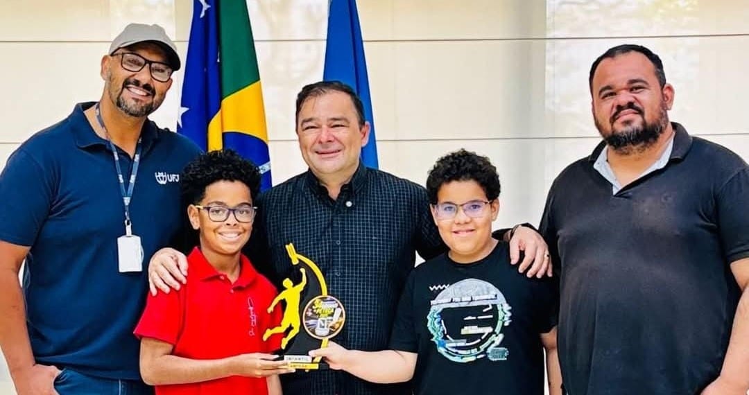 Prefeito Geneilton Assis recebe dois jovens campeões de peteca