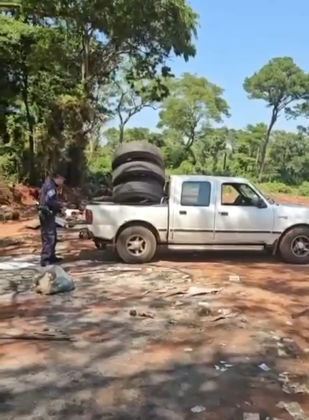 GCM flagra descarte irregular de pneus na região Noroeste e Sefic aplica multa de R$ 5 mil