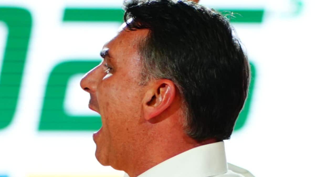 Aliados negam fuga de Flávio Bolsonaro; PF não confirma saída