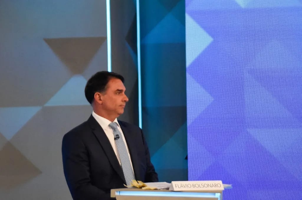 Flávio Bolsonaro abandona moderação ‘ensaiada’ ao chamar Lula de ‘nove dedos’ e pede desculpas que não convencem