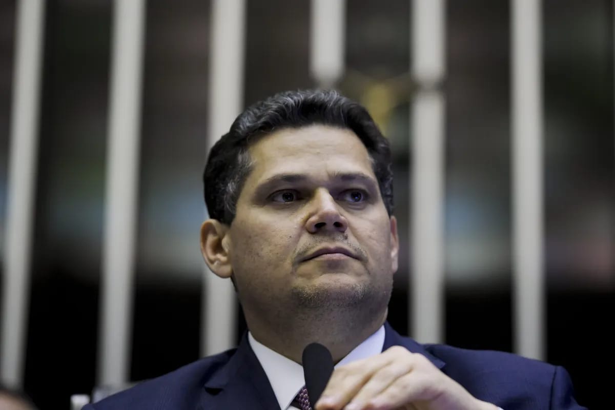 Alcolumbre não promulga PEC e oposição vê última esperança para 6×1