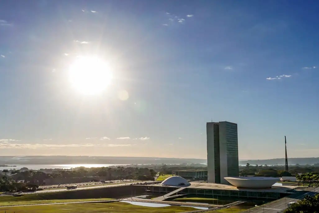 Congresso vota nesta semana fim da escala 6×1 e "taxa das blusinhas"