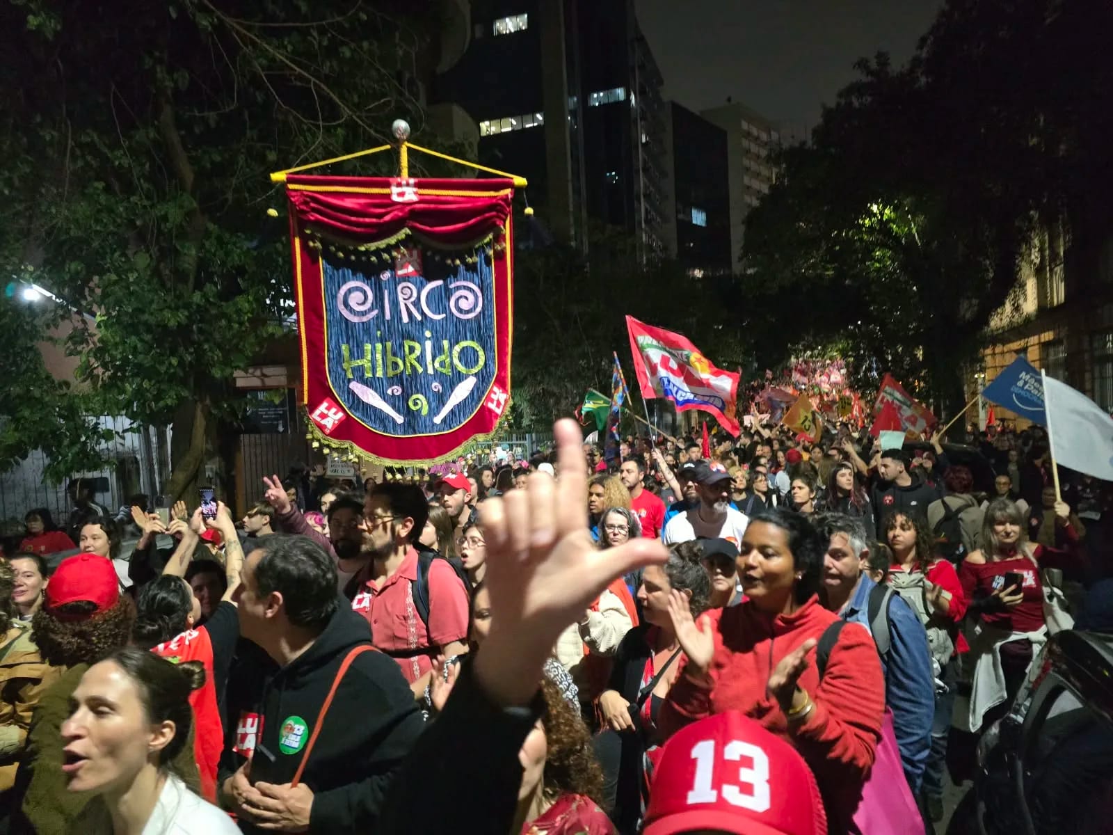 Maré vermelha toma conta de Porto Alegre e reúne mais de 50 mil pessoas na maior caminhada do segundo turno