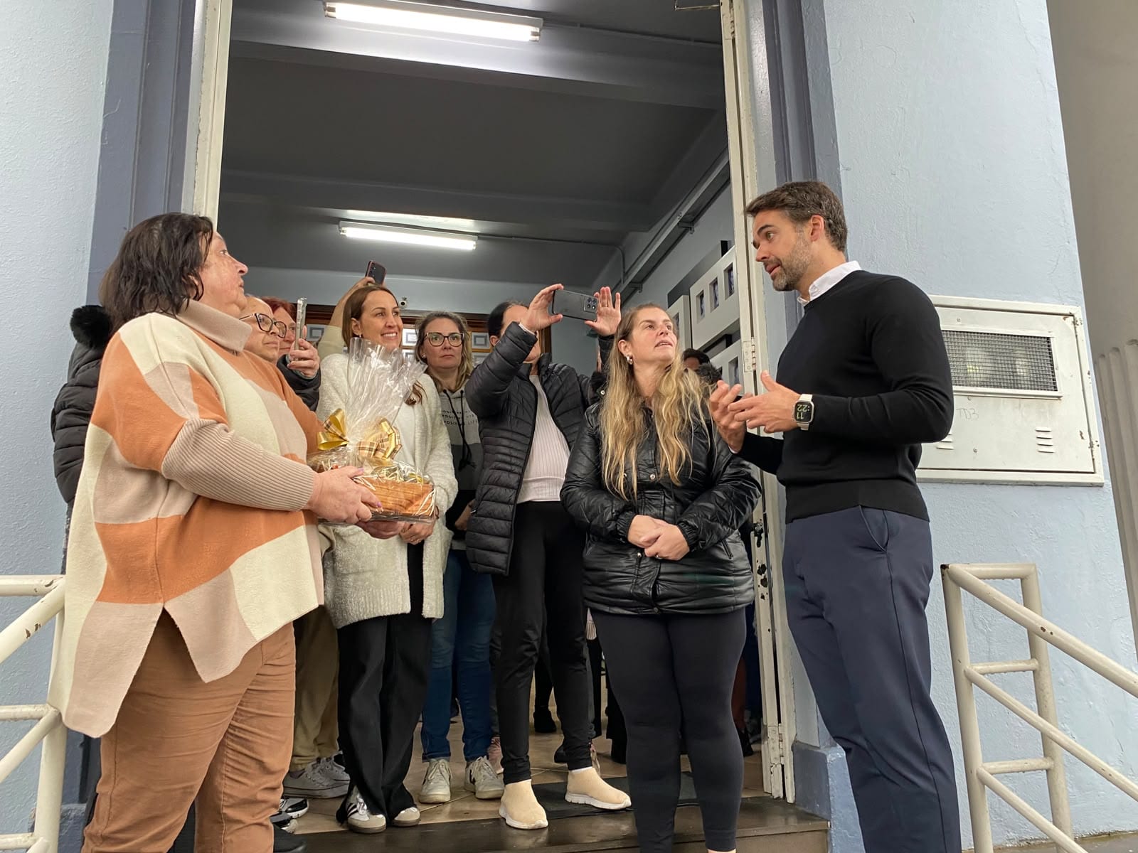 Eduardo Leite visita Colégio Farroupilha e acompanha instalação de subestação