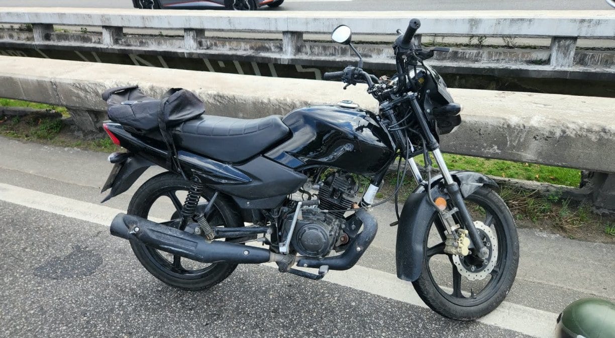 Colisão entre carreta e motocicleta deixa passageiro morto e condutor ferido na BR-101, no Recife