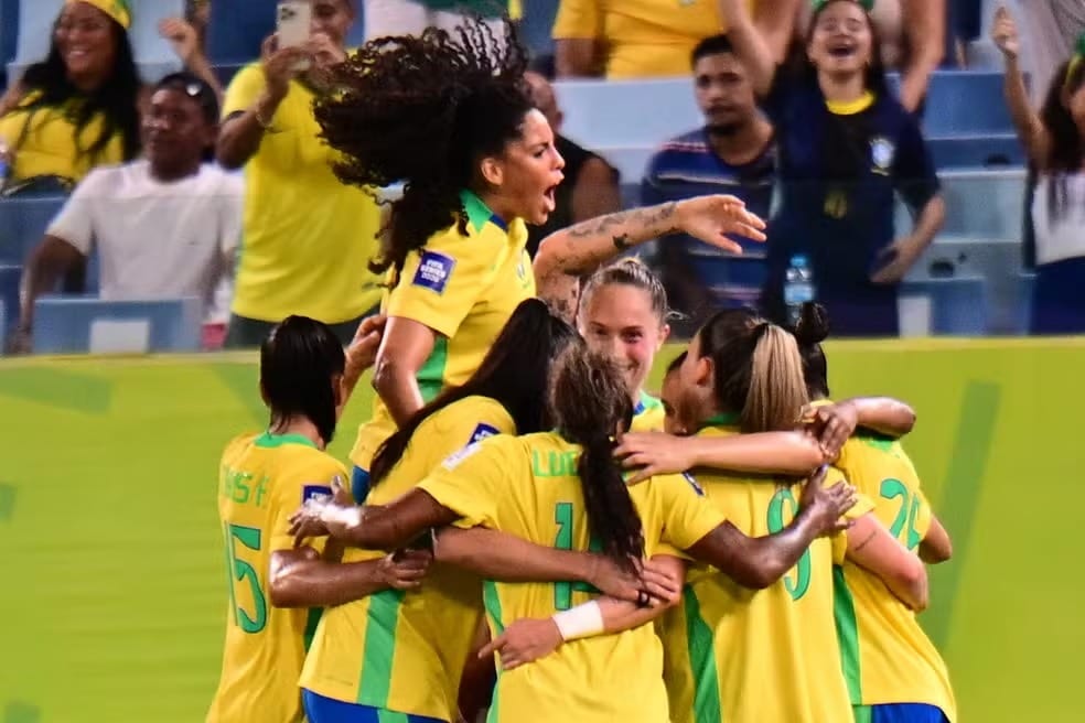 Lei sancionada profissionaliza o futebol feminino e garante proteção à maternidade