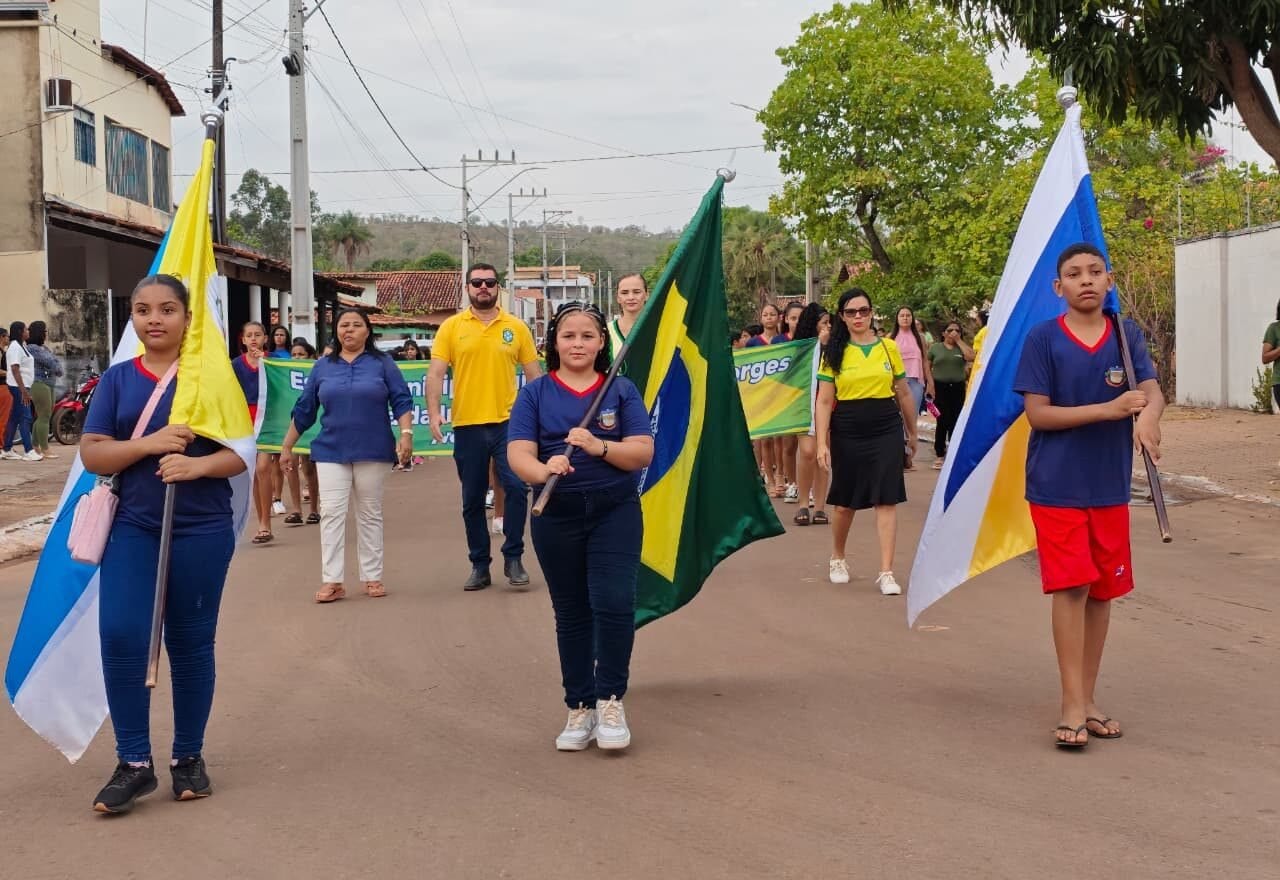 Caminhada Cívica leva estudantes e autoridades às ruas de Novo Acordo