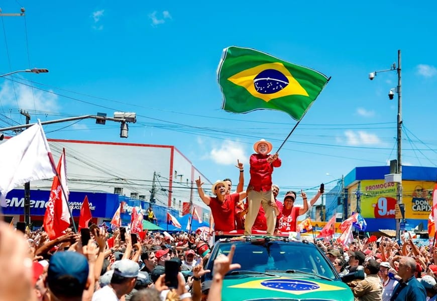 “Com os Bolsonaros, os trabalhadores e aposentados não recebiam salário mínimo acima da inflação", afirma Lula