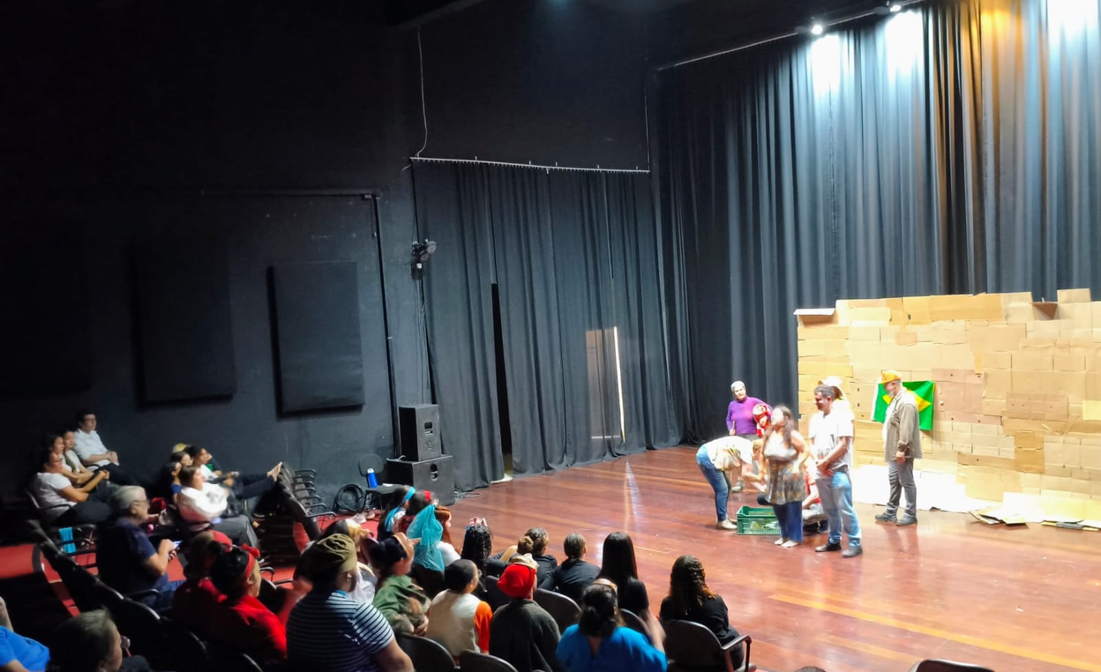 4ª Mostra Interna de Teatro da EMARP reúne alunos em tarde de apresentações