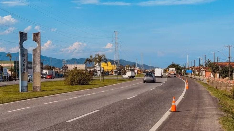 Retorno no km 315+300 da Padre Manoel da Nóbrega é interditado em Itanhaém