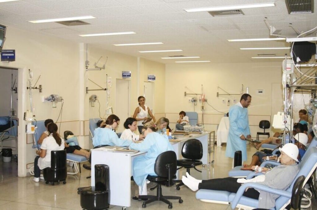 CAS examina aprimoramentos no atendimento a pessoas com câncer
