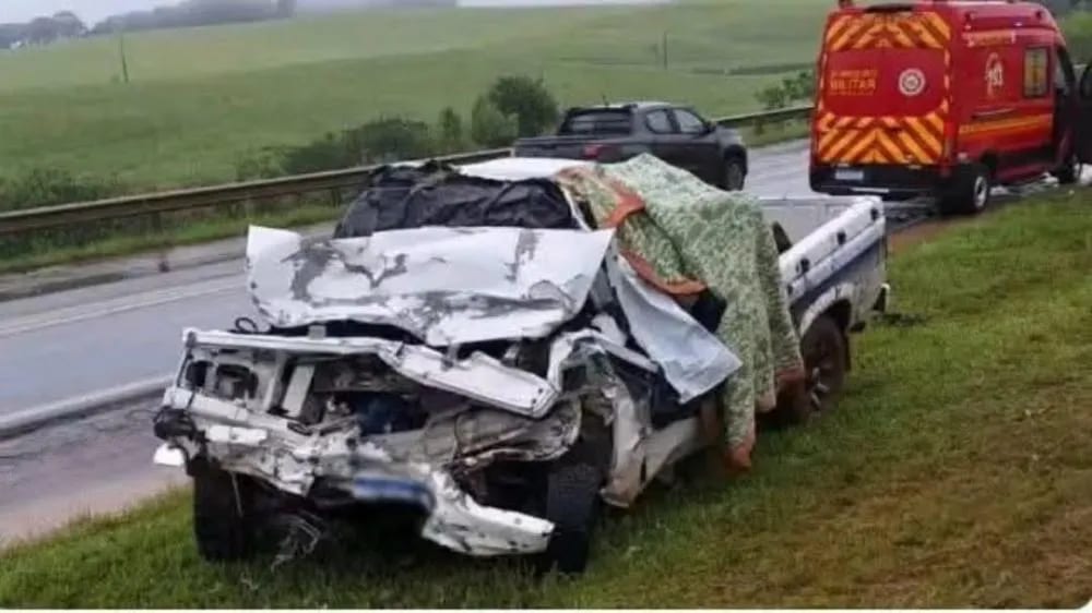 Colisão frontal entre caminhonete e carreta deixa idoso morto na BR-285