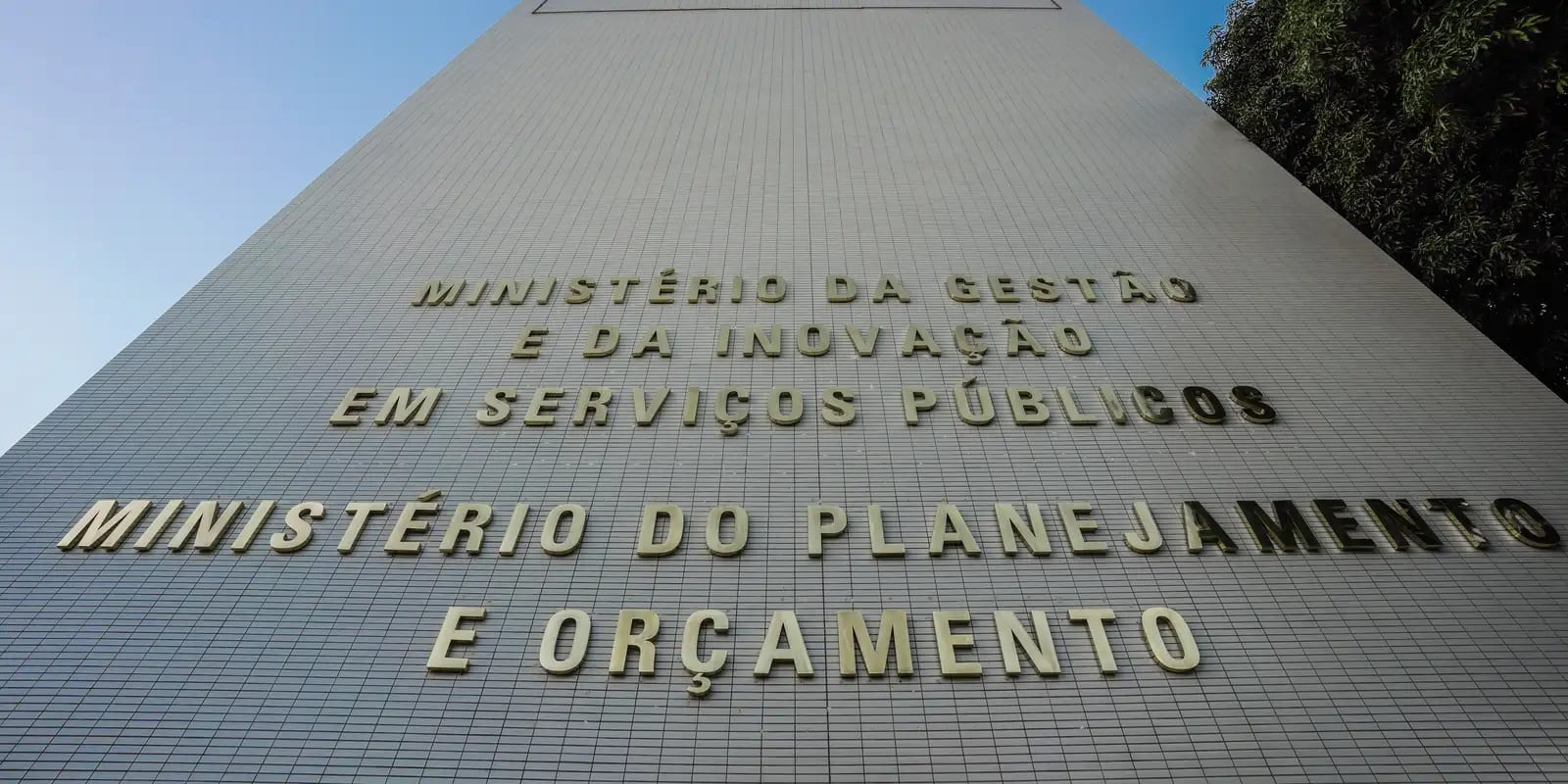 Governo libera R$ 5,2 bilhões para reforçar assistência social e saúde