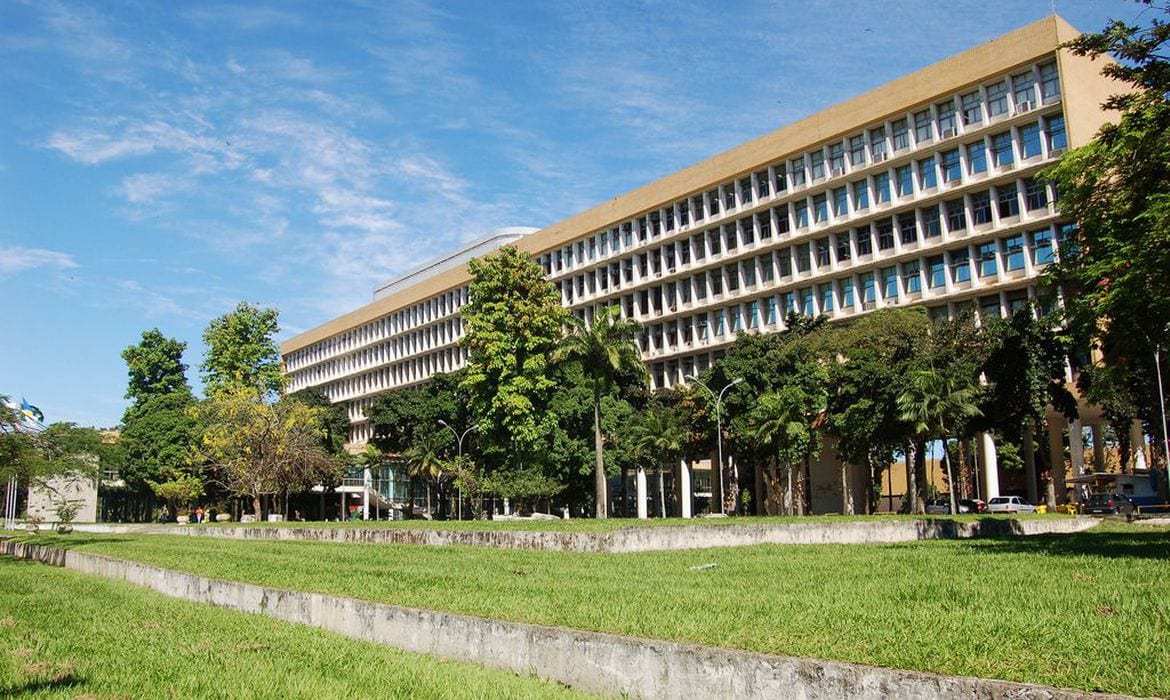 UFRJ cassou título de Doutor Honoris Causa de Lincoln Gordon