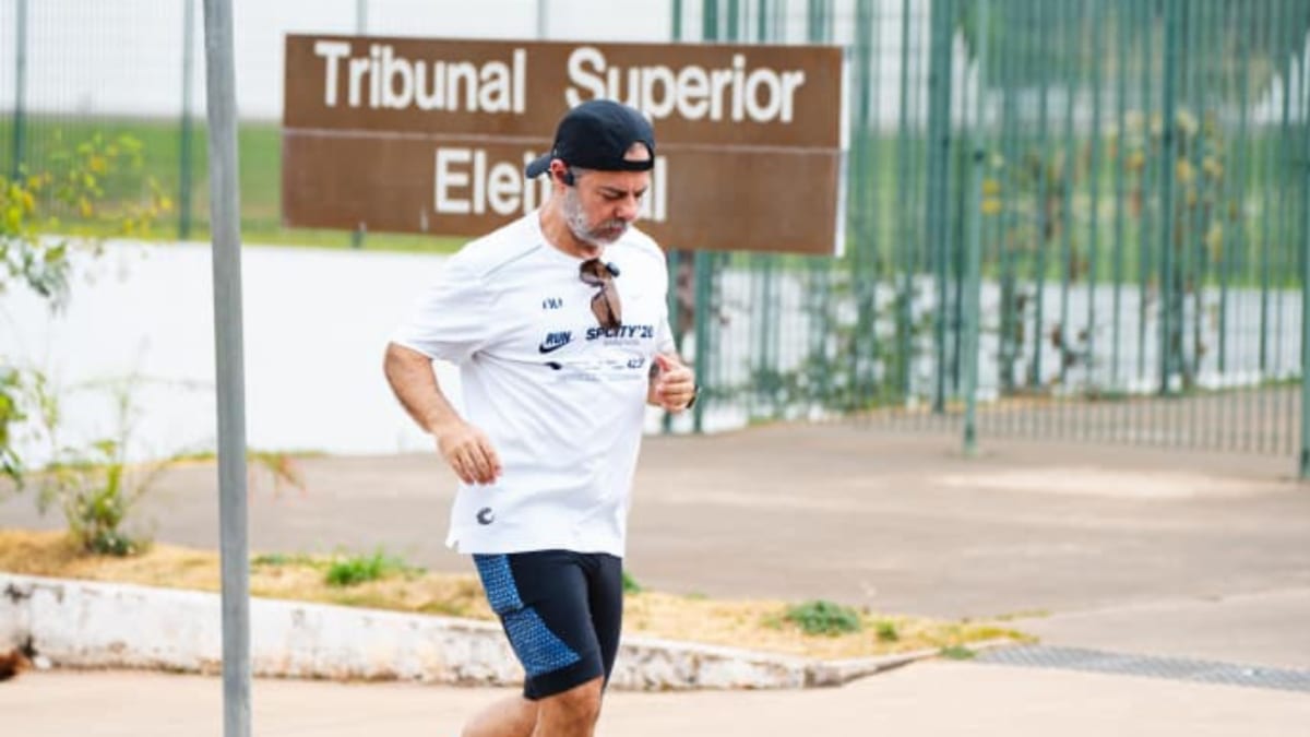 Candidato corre 42 km ao redor do TSE contra suspensão de campanha