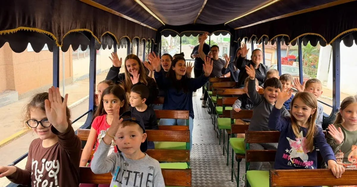 Trem Valentino leva alegria e diversão aos estudantes de Relvado