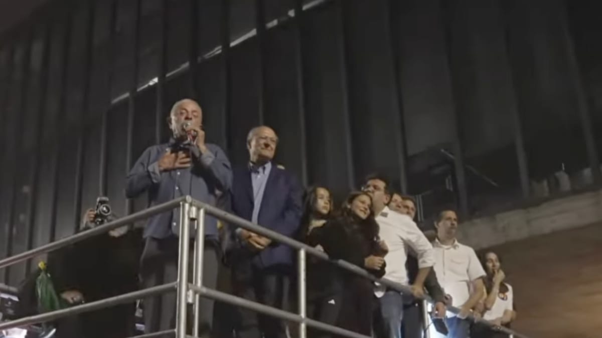 Após vitória, Lula pede “democracia sempre” e “fascismo nunca mais”