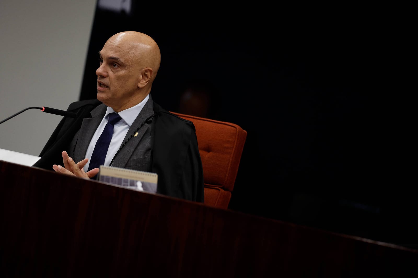 Moraes determina que Exército destrua sete armas de Bolsonaro