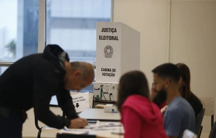 Crianças podem acompanhar pais na cabine de votação, mas sem interferir
