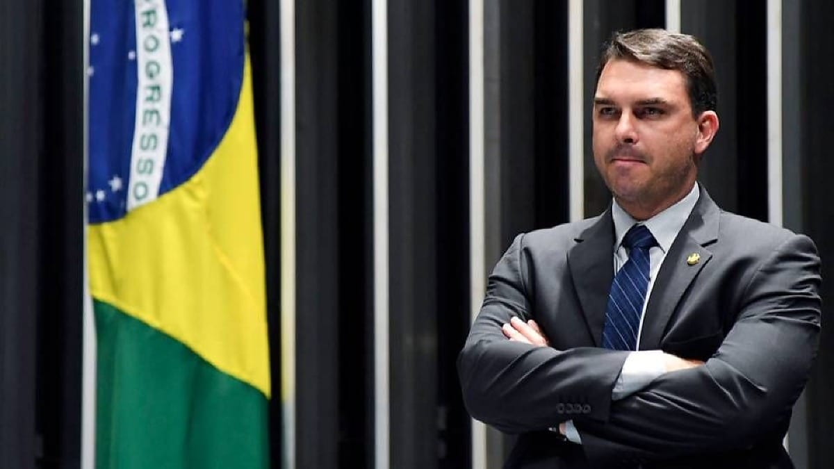 Flávio recua e se diz "líder do Brasil" após editar carta
