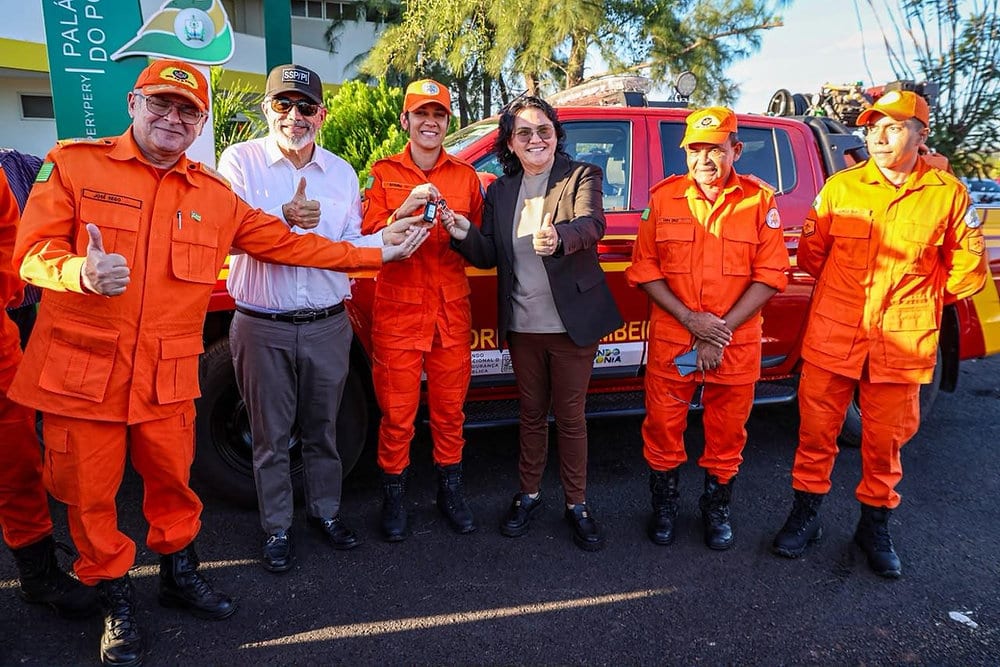Governo do Piauí entrega três viaturas ao Corpo de Bombeiros em Piripiri