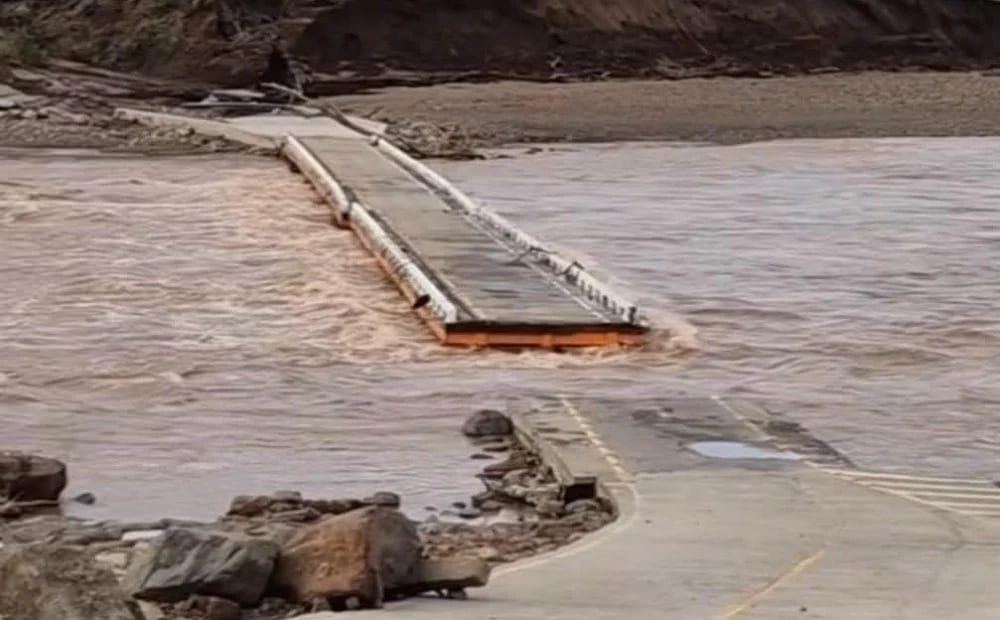 Parte do tabuleiro da ponte entre Cotiporã e Bento Gonçalves caiu após nova cheia