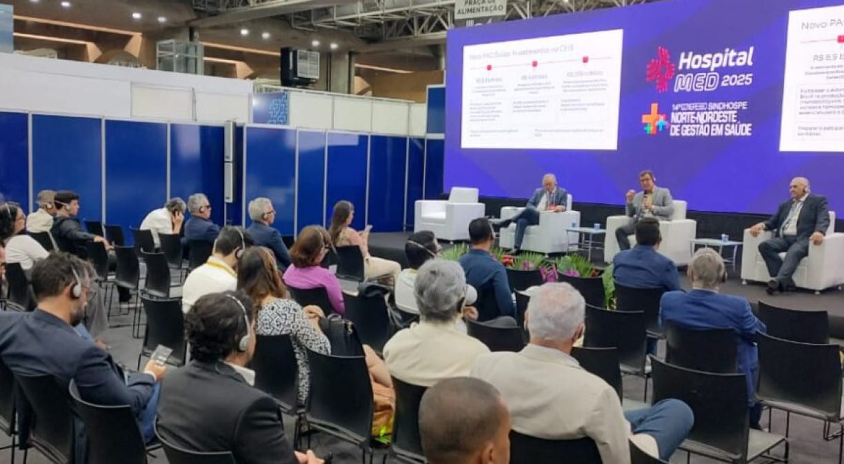 Sindhospe debate uso da inteligência artificial na gestão hospitalar em congresso no Recife