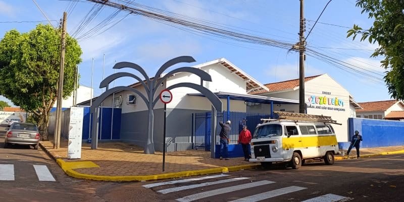 Prefeito inaugura reforma da escola Zezé Leão em Palmital