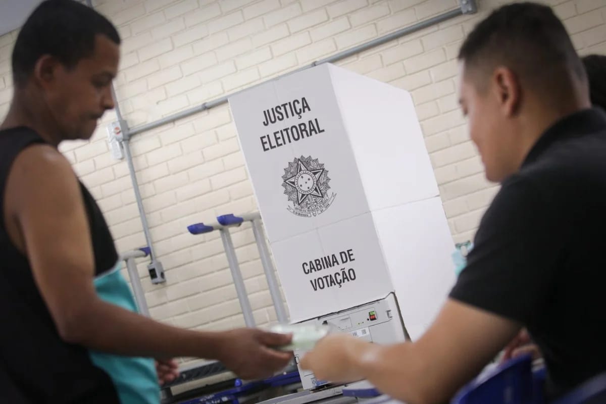 Brasileiros nos EUA enfrentam tensão com ICE nas eleições de 2026