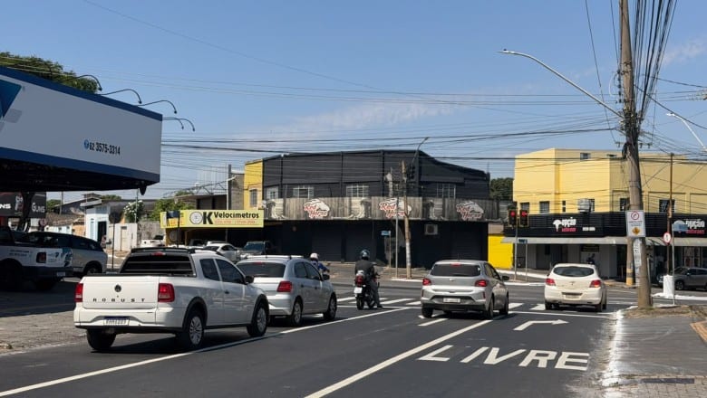 Cruzamento da Rua 240 com a Av. T-2 ganha terceira faixa e Direita Livre