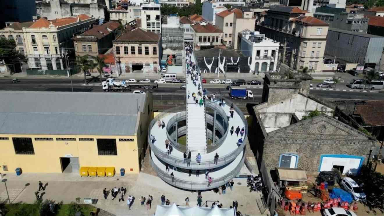 Elevadores da passarela da Alfândega estão fora de serviço há cerca de 20 dias