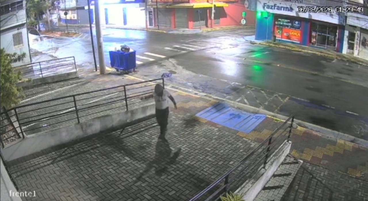 Homem dá três tiros contra a Câmara de Salto de Pirapora na madrugada