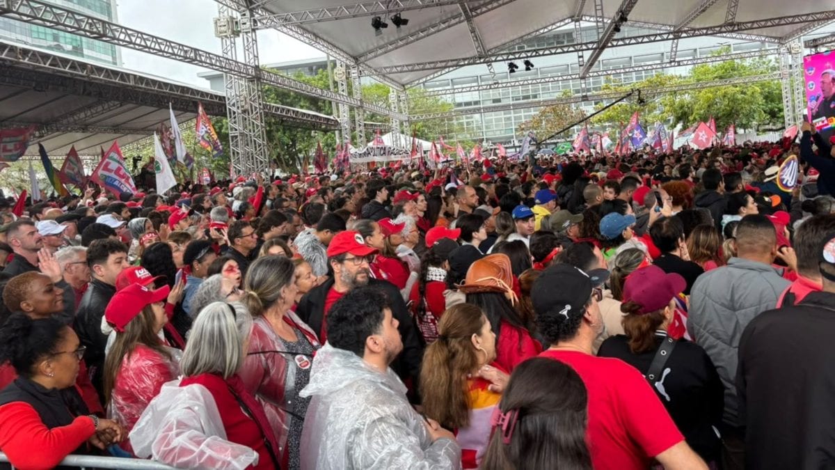 Lula arrasta multidão em Florianópolis a 15 dias do 1º turno