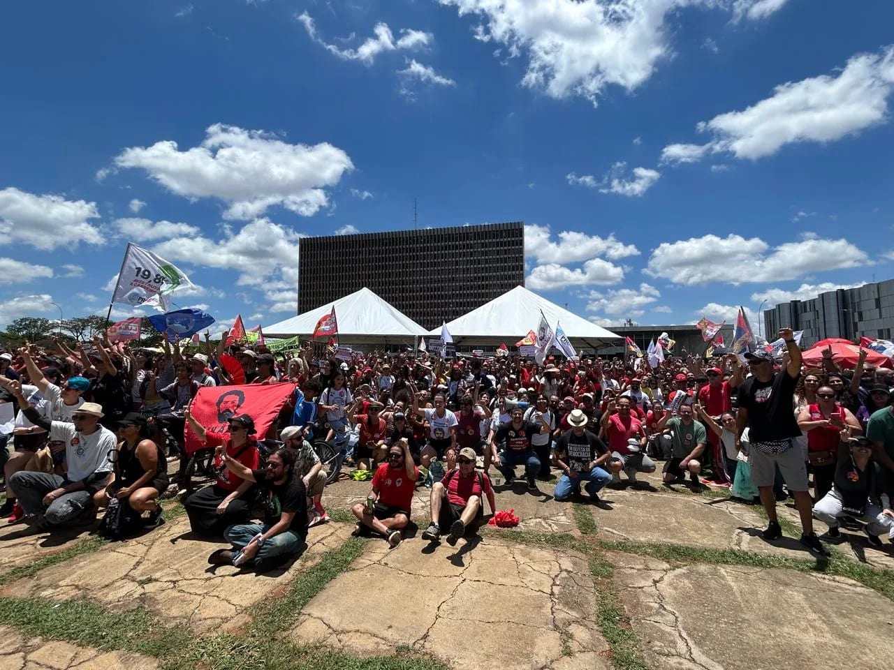 Professores do DF paralisam atividades e protestam na Praça do Buriti