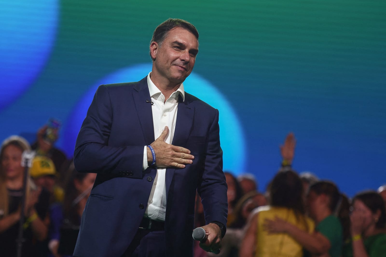 Flávio propõe modelo prisional de Bukele e rotular facções como narcoterroristas