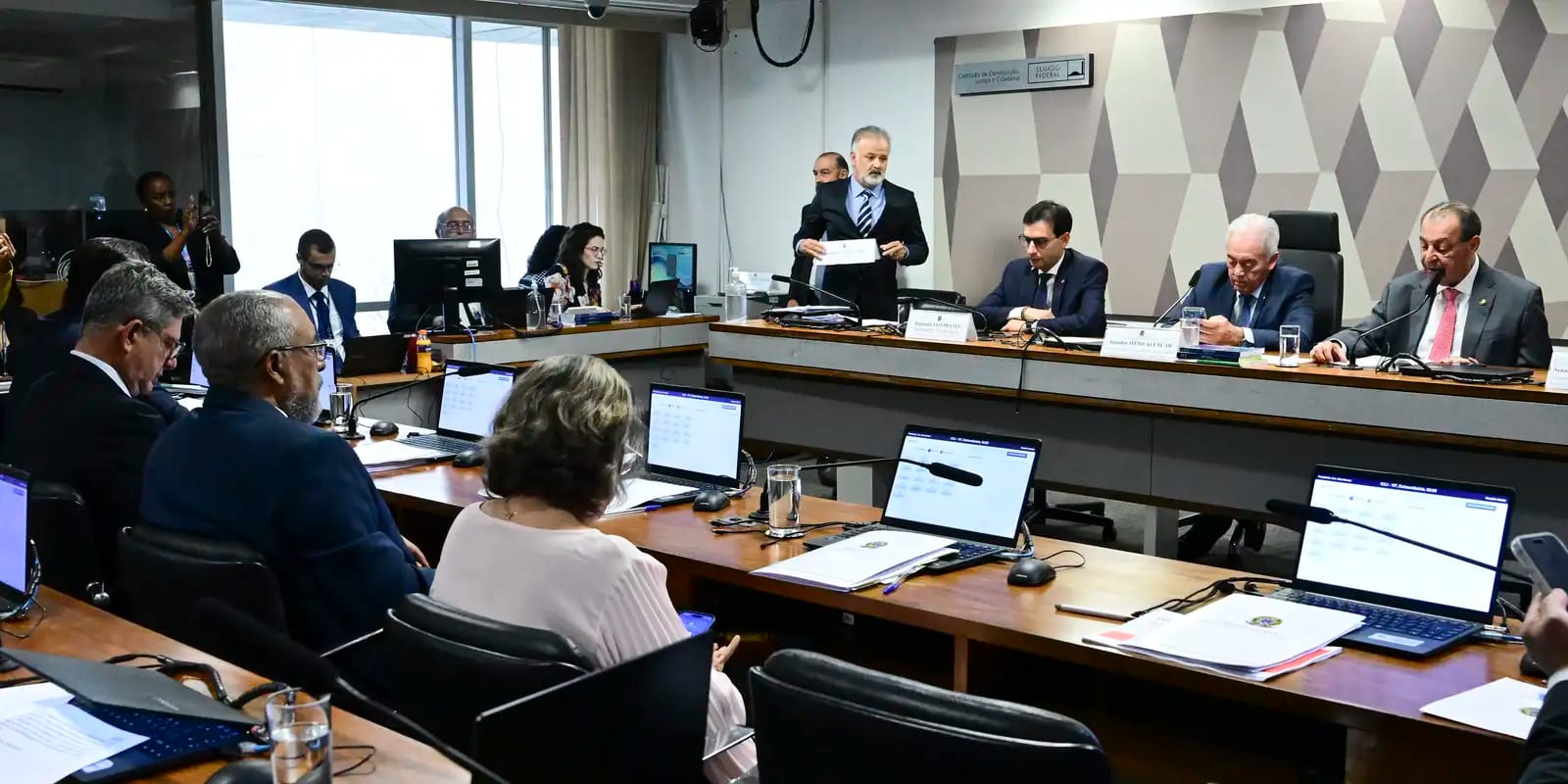 CCJ do Senado aprova PEC que acaba com jornada 6×1