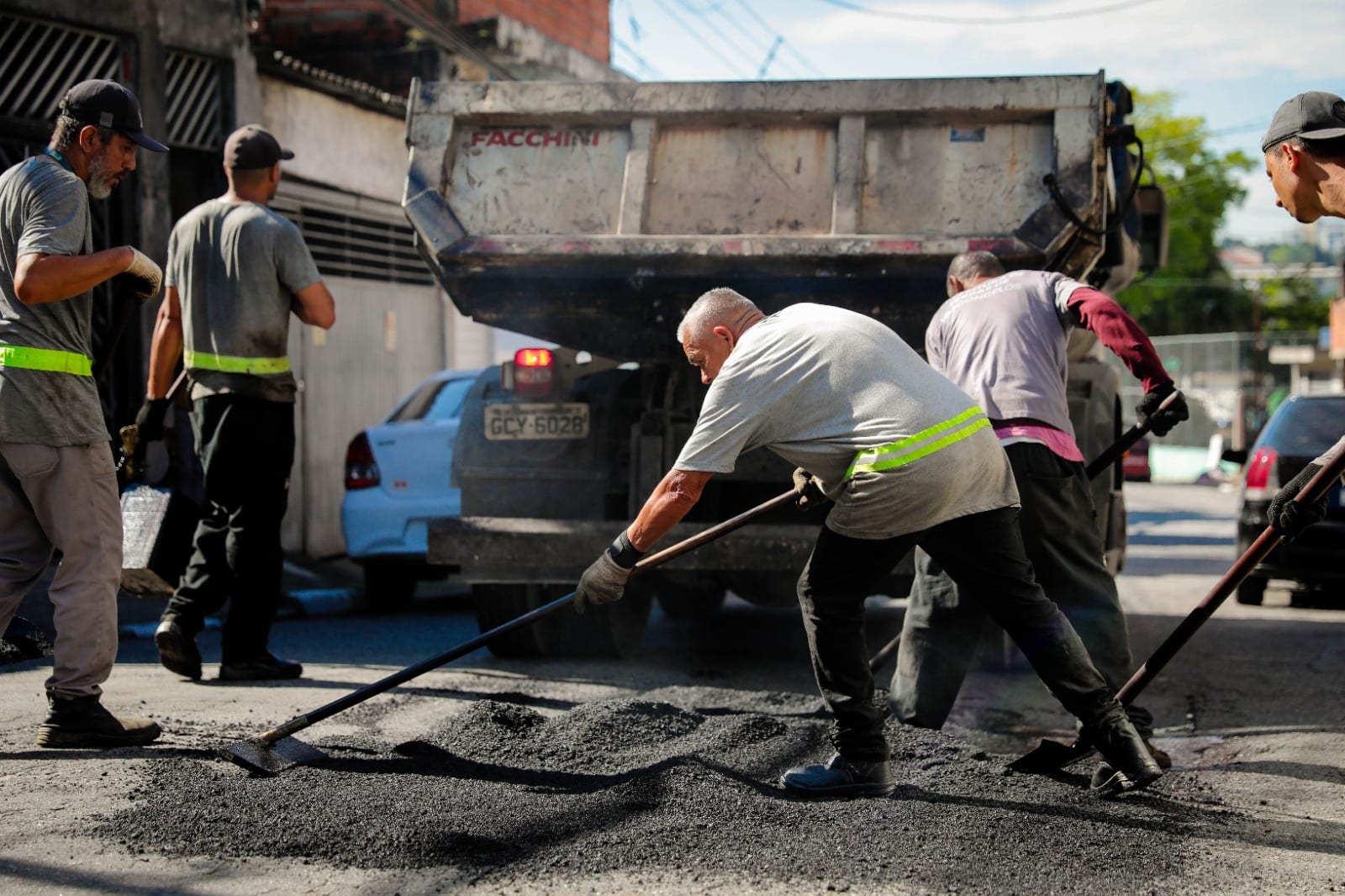 Prefeitura realiza operação tapa-buraco na R. Mariana Ascoli Rotuno