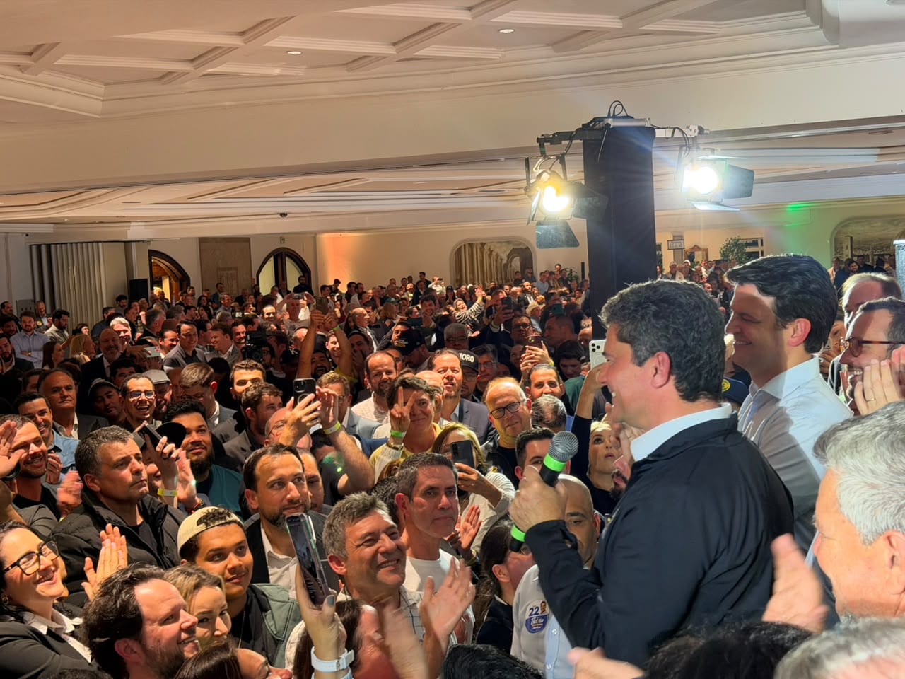 VEJA: Moro mobiliza direita em apoio a Flávio Bolsonaro em Curitiba, com prefeitos aliados e opositores