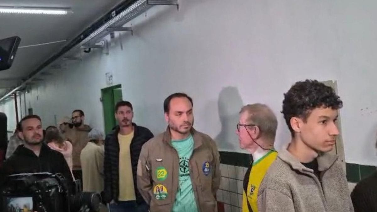 Carlos Bolsonaro vai ao Rio acompanhar apuração após votar em SC