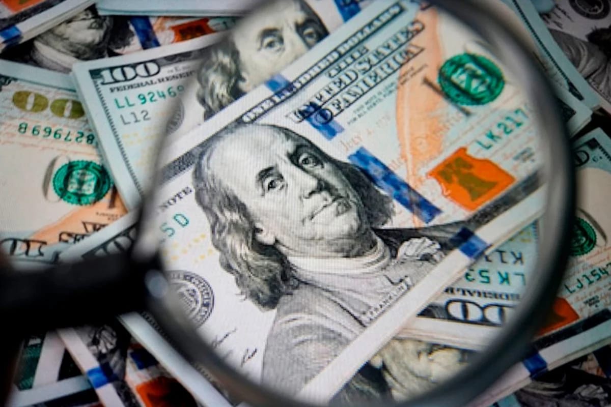 Dólar sobe e Bolsa cai com susto sobre emprego nos EUA e eleição no Brasil